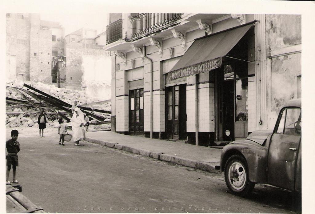02 ORAN 1972 PLACE HOCHE ET RUE PAUL BERT LA BOULANGERIE FERNANDEZ.JPG